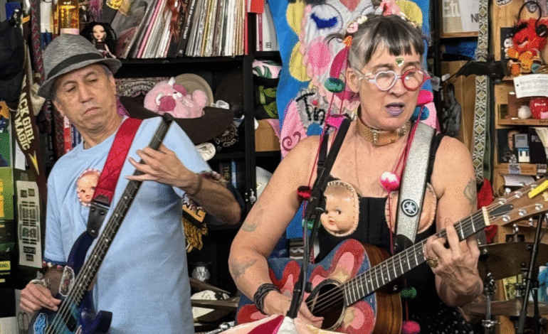 Aterciopelados celebra 30 años de ‘La Pipa de la Paz’ en un show íntimo en el Tiny Desk