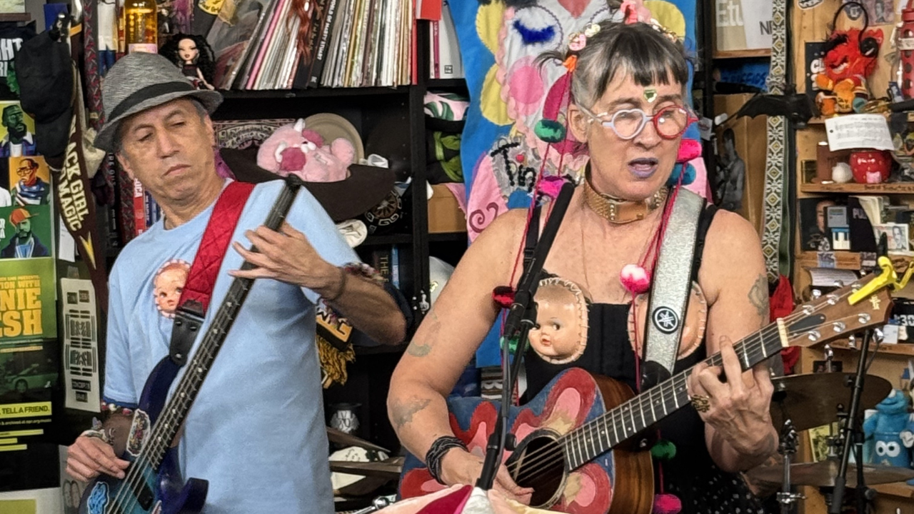Aterciopelados celebra 30 años de ‘La Pipa de la Paz’ en un show íntimo en el Tiny Desk