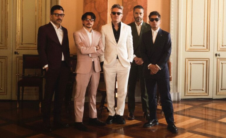 Diamante Eléctrico apuesta por formatos más íntimos con ‘Crudo Y Cursi’, desde el Teatro Colón de Bogotá