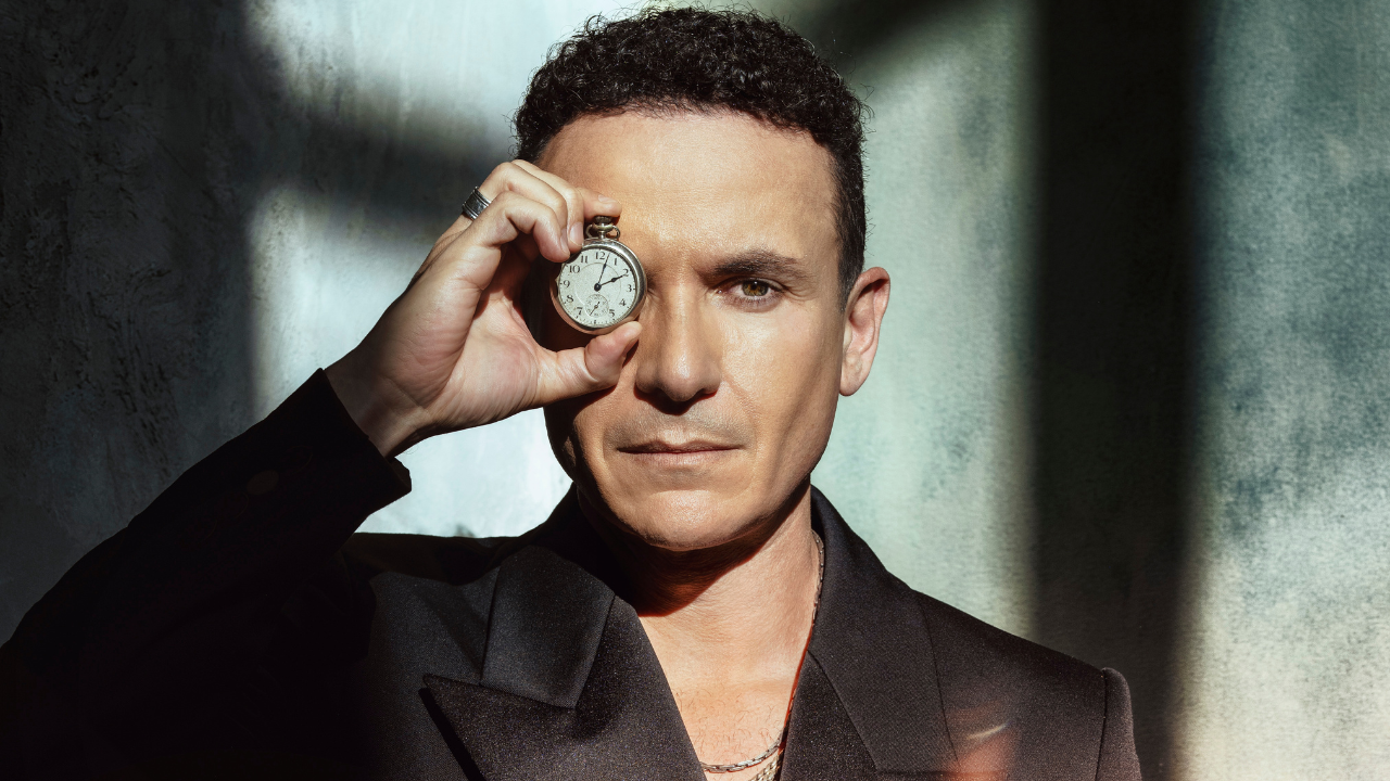“Estar presente es la manera de honrar el tiempo”: Fonseca presenta su nuevo álbum ‘Antes Que El Tiempo Se Vaya’