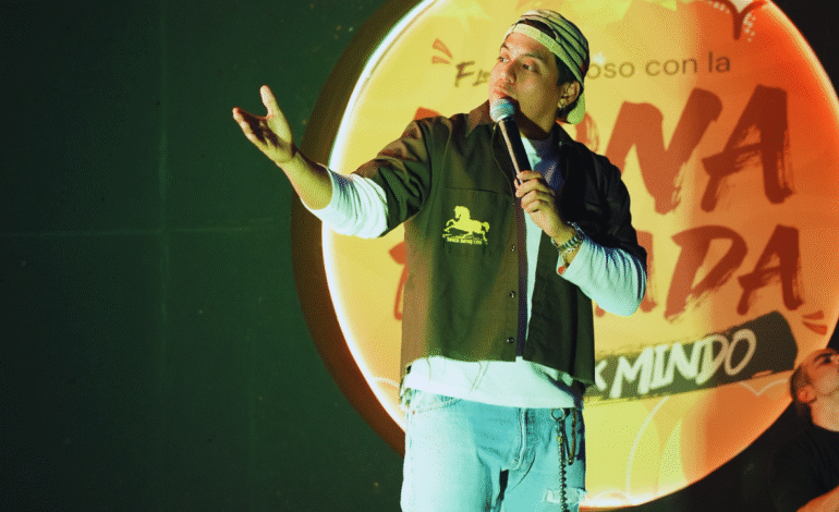 El Mindo debuta con “Mona Rizada” y presenta su primera colaboración creativa con Rizadas Papi-Q BBQ
