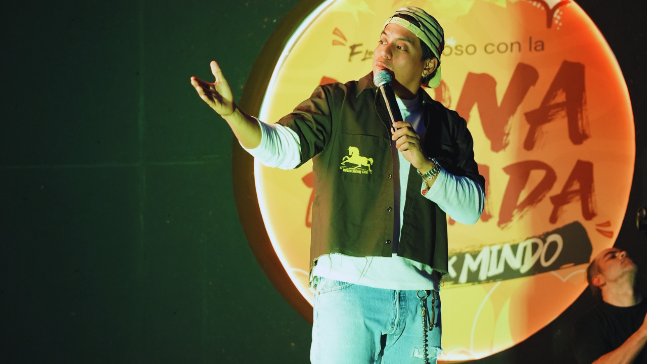 El Mindo debuta con “Mona Rizada” y presenta su primera colaboración creativa con Rizadas Papi-Q BBQ