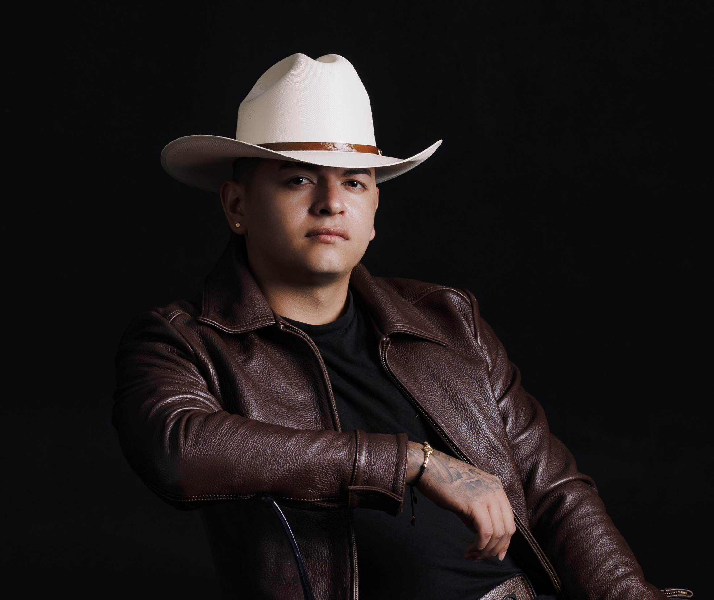 Johan Sanabria se convierte en el primer colombiano en firmar con Rancho Humilde