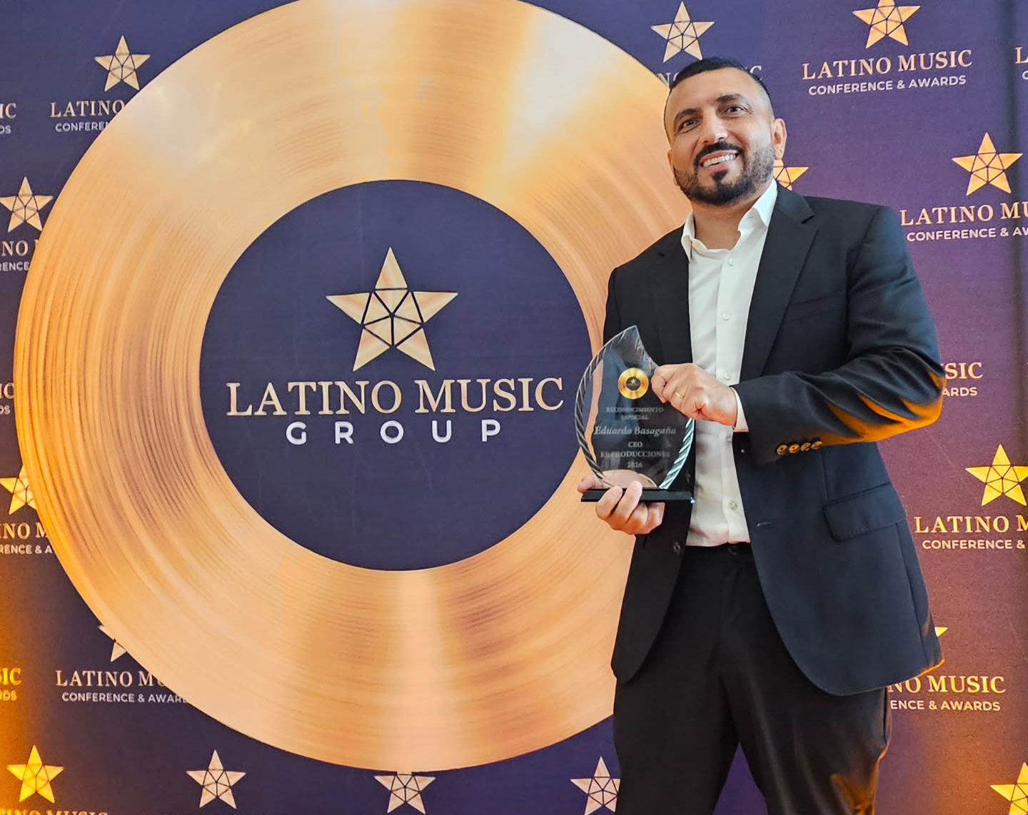 Eduardo Basagaña es reconocido como Ejecutivo del Año en los Latino Music Awards