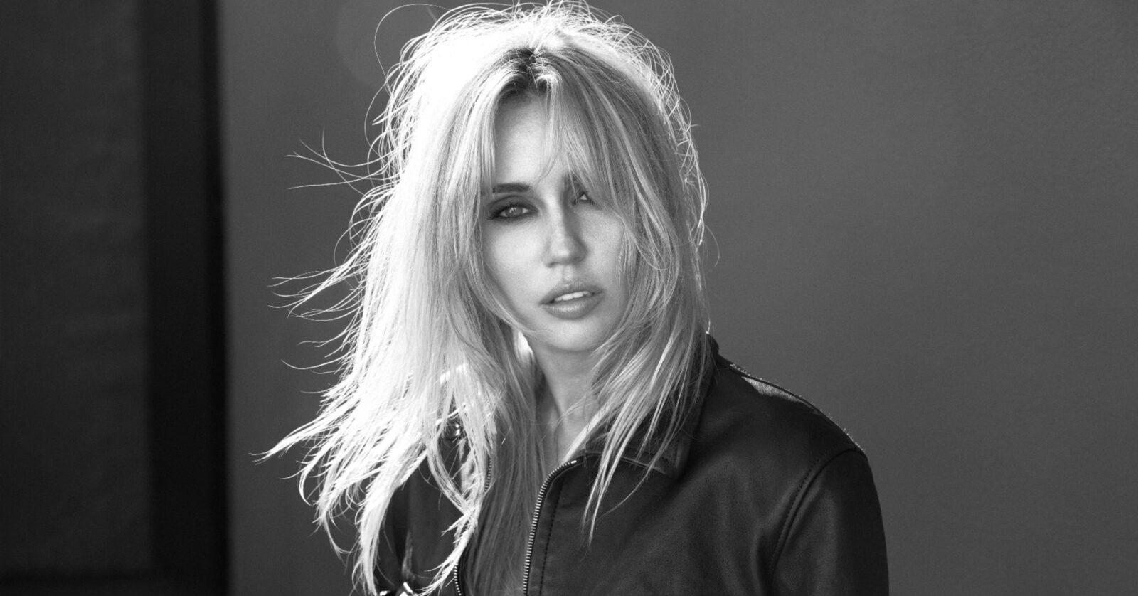 Miley consigue vuelve al No. 1 en la lista Billboard 200 después de una década con ‘Bass Persuades’.